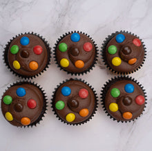 Load image into Gallery viewer, Chocolate M&amp;M&#39;s Cupcakes