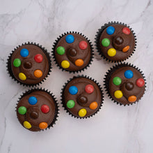 Load image into Gallery viewer, Chocolate M&amp;M&#39;s Cupcakes